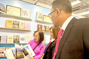 Director of the HCMC General Publishing House, Dinh Thanh Thuy (L) presents the publications to international visitors at the Frankfurt Book Fair 2023.
