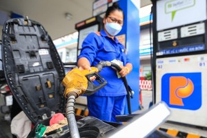 Retail petrol prices slightly increase in the latest adjustment on October 23. (Photo: SGGP)