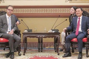 Vice Chairman of the Ho Chi Minh City People’s Committee Bui Xuan Cuong (R) and State Secretary of the Swiss Federal Department of Economic Affairs, Education and Research Dominique Paravicini. (Photo: hcmcpv)