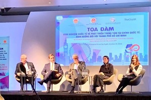 A discussion on "International experience on the development of an international financial center: development orientations of HCMC" was held in London on October 23 (local time). (Photo: SGGP)