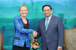 Prime Minister Pham Minh Chinh (R) and Vice President of International Public Policy & Government Affairs at Amazon Susan Pointer. (Photo: VNA) 