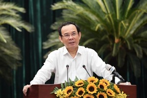 Secretary of the HCMC Party Committee Nguyen Van Nen asks the State agencies and departments at levels to bring the Party Central Committee's resolutions into life effectively as soon as possible. (Photo: SGGP)