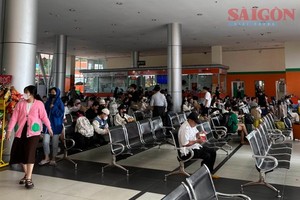 At Da Lat City Coach Station in the afternoon of October 29, many passengers were waiting for buses to travel to HCMC.