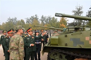 Gen. Phan Van Giang, Vice Secretary of the Central Military Commission and Minister of National Defense, visits Brigade 6 under the People's Liberation Army (PLA)’s Army Group 82. (Photo: VNA) 