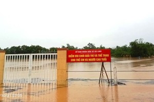 The water level drops by about 20 cm in Ha Linh Commune in Huong Khe District. (Photo: SGGP)