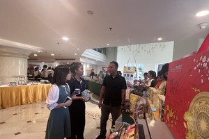 Vietnamese businesses present their products to foreign partners at the forum. (Photo: SGGP)