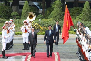 State President Vo Van Thuong (L) and Mongolian President Ukhnaagiin Khurelsukh review the honor guard of the Vietnam People's Army at the receiving ceremony. (Photo: SGGP)