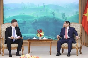 Prime Minister Pham Minh Chinh (R) and European Commission (EC) Executive Vice President Valdis Dombrovskis, who is also the EU's Trade Commissioner. (Photo: VNA)
