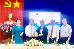 The Overseas Vietnamese Committee of HCMC and the Union of Friendship Organizations of Dong Nai Province organize a conference reviewing the two-year implementation of a cooperation program on people-to-people exchange activities of Overseas Vietnamese in the two localities. (Photo: SGGP)