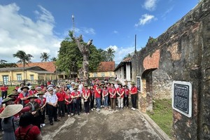 A delegation of leaders and officials of HCMC visit and pay tribute to heroic martyrs Con Dai Island in September. (Photo: SGGP)