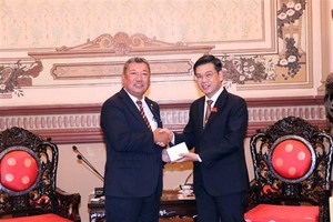 Vice Chairman of the People’s Council of HCMC Nguyen Van Dung (R) receives Chairman Wada Kenji of the Friendship Parliamentarians’ Association of Japan’s Osaka prefecture (Photo: VNA)