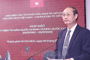 Commander of the HCMC High Command and HCMC Union of Friendship Organizations (HUFO) President Lieutenant General Nguyen Van Nam speaks at the event. (Photo: hcmcpv)