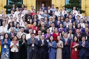 President Vo Van Thuong (front, fifth from left), handicraft artisans and workers pose for a group photo at their meeting in Hanoi on November 9. (Photo: VNA)