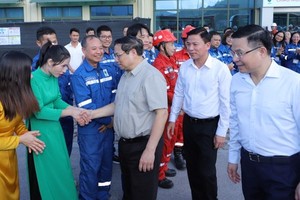 Prime Minister Pham Minh Chinh visits the Nghi Son refinery and petrochemical complex. (Photo: SGGP)