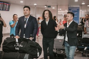 Renowned saxophonist Kenny G arrives in Hanoi on the evening of November 12 for a performance that is scheduled to take place at the My Dinh National Convention Center on November 14. (Photo: SGGP)