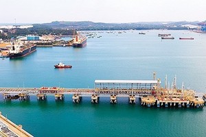 The terminal for transporting products of the Dung Quat oil refinary forms part of the port system in Dung Quat Bay. (Photo: petrotimes.vn)
