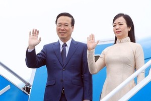 President Vo Van Thuong and his wife set off for the APEC Leaders' Week in San Francisco, the US, on November 14. (Photo: VNA)