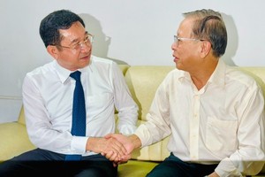 Head of the Inspection Commission of the HCMC Party Committee, Duong Ngoc Hai (L) visits Meritorious Teacher, Assoc. Prof. Dr.Duong Ai Phuong. (Photo: SGGP)
