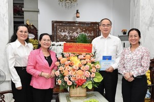 Chairwoman of the HCMC People’s Council Nguyen Thi Le (2nd, L) visits Professor Nguyen Thien Nhan, former Secretary of the HCMC Party Central Committee (2nd, R). (Photo: SGGP)