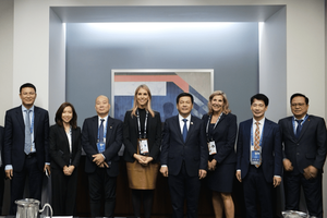Vietnamese officials and Walmart representatives in a group photo. (Photo: MoIT)
