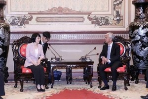 Vice Chairman of the Ho Chi Minh City People’s Committee Vo Van Hoan (R) meets with Vice Chairwoman of the Guangxi Zhuang Autonomous Region Hui Guo Hua on November 16. (Photo: VNA)