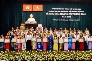 50 outstanding teachers, academic administrators and officers in the city are granted the Vo Truong Toan Awards. (Photo: SGGP)