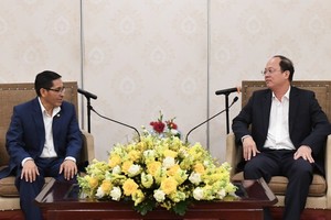 Deputy Secretary of the Ho Chi Minh City (HCMC) Party Committee Nguyen Ho Hai receives Secretary of the Peruvian Communist Party (PCP) Central Committee in charge of Foreign Affairs Hidebrando Cuhuanca Segovia on November 17. (Photo:SGGP)