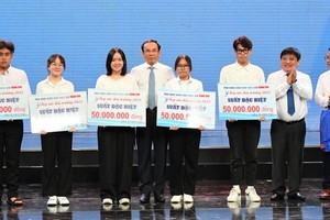 Secretary of the HCMC Party Committee Nguyen Van Nen offers scholarships to students. (Photo: SGGP)