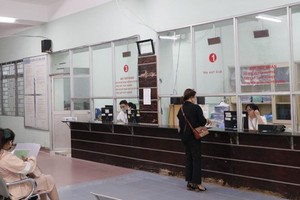 People submitted applications for unemployment benefits at the HCMC Employment Service Center. (Photo: SGGP)