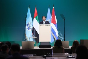 PM Pham Minh Chinh delivers a speech at the G77 summit on climate change in Dubai on December 2 afternoon. (Photo: VNA)