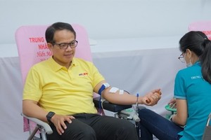Chinoros Benjachavakul, senior vice president for human resources and corporate affairs at C.P. Vietnam Corporation, donates blood at the Thai Consulate in HCM City on December 2. (Photo: VNS)