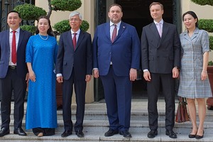 Vice Chairman of the HCMC People's Committee Vo Van Hoan hosted a reception for the Deputy Minister of Foreign Affairs of the Republic of Belarus, Evgeny Shestakov, on December 7. (Photo: SGGP)