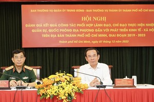 General Phan Van Giang, Minister of National Defense (L), and Secretary of the HCMC Party Committee Nguyen Van Nen (R) chair the conference. (Photo: SGGP)