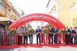 National Assembly Chairman Vuong Dinh Hue and other delegates cut the ribbon to launch the Vietnam Town in Udon Thani province, northeastern Thailand, on December 9 (Photo: VNA)