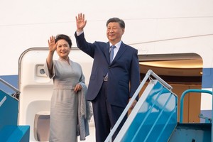 General Secretary of the Communist Party of China (CPC) Central Committee and President of the People's Republic of China Xi Jinping and his spouse leave Hanoi on December 13 afternoon, concluding their two-day state visit to Vietnam. (Photo: VOV)