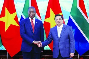 Prime Minister Pham Minh Chinh (R) and Deputy President of South Africa Paul Mashatile in Hanoi on December 14 (Photo: VNA)