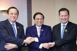Prime Minister Pham Minh Chinh (Centre), Prime Minister Sonexay Siphandone (L), and Prime Minister Hun Manet (Photo: VNA)