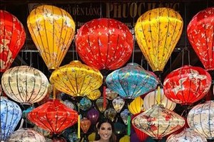 Italian fashion model and television presenter Elisabetta Gregoraci in Hoi An (Photo: VNA)