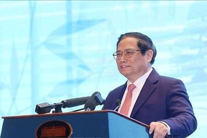 Prime Minister Pham Minh Chinh speaks at the session. (Photo: VNA)