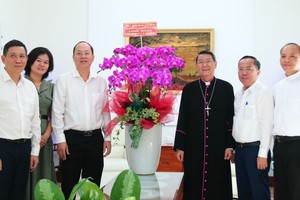 Vice Secretary of the HCMC Party Committee, Nguyen Ho Hai (3rd, L) visits Pierre Nguyen Van Kham, Bishop of the Roman Catholic Diocese of My Tho (3rd,R). (Photo: SGGP)