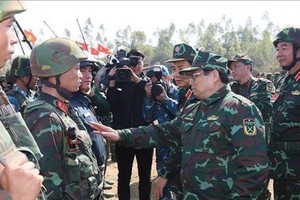 Prime Minister Pham Minh Chinh visits officers and soldiers joining the exercise (Photo: VNA)
