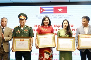 The HCMC Union of Friendship Organizations offers certificates of merit to organizations. (Photo: SGGP)