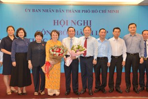 Vice Chairman of the municipal People’s Committee Duong Anh Duc (5th, R) congratulates the management board of the newly established HCMC Department of Food Safety. (Photo: SGGP)