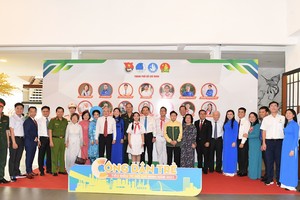 Leaders and former leaders congratulate 14 outstanding young citizens of the city in 2024. (Photo: SGGP)