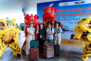 The central province of Thua Thien – Hue accords its first 200 visitors on New Year day to a special welcoming ceremony. (Photo: VNA)