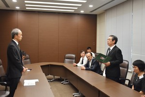 Vice Secretary of the municipal Party Committee Nguyen Phuoc Loc (R) extends condolences to the Consulate General of Japan over the devastating earthquake that hit the Noto Peninsula. (Photo: SGGP)