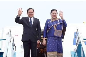Lao Prime Minister Sonexay Siphandone and his spouse arrives in Hanoi-based Noi Bai Intnerational Airport on January 6 (Photo: VNA)