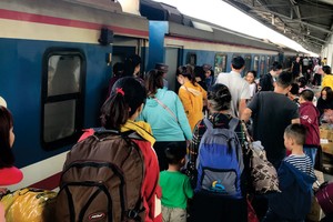 Eight more train trips will run on the North - South route for the Lunar New Year (Tet) occasion, providing an additional more than 4,000 seats to serve people’s travel demand during the year’s biggest traditional holiday. (Photo: SGGP)