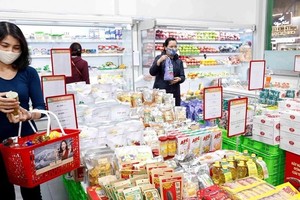 The domestic market, encompassing trade and services, holds a significant share in GDP growth. (Photo: VNA)