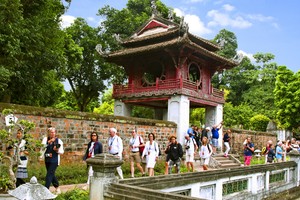 Tourists at the Van Mieu - Quoc Tu Giam (Temple of Literature Complex)(Photo: VNA)